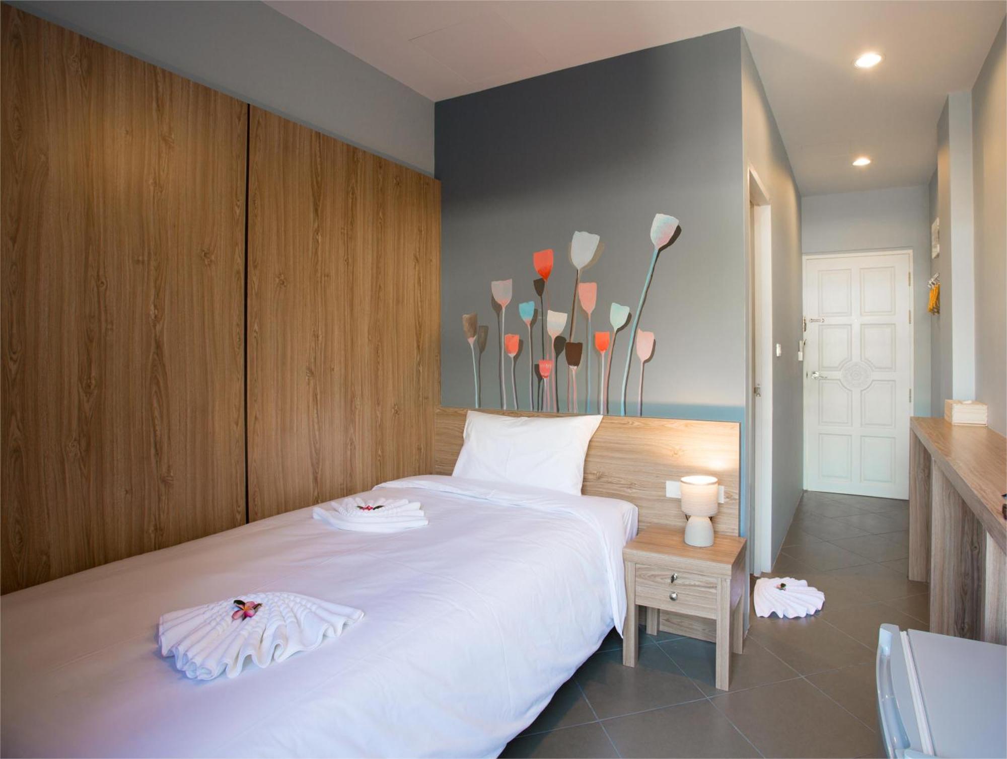 Inest Poshtel Hostel Pantai Kata Bagian luar foto
